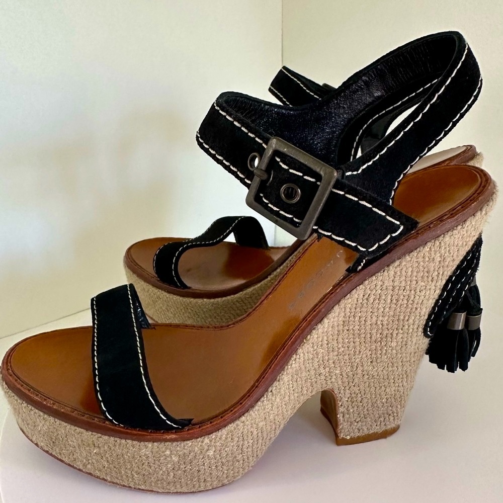 Very comfortable Marc Jacobs wedges 5-inch her and 1.5-inch platform in size 8.